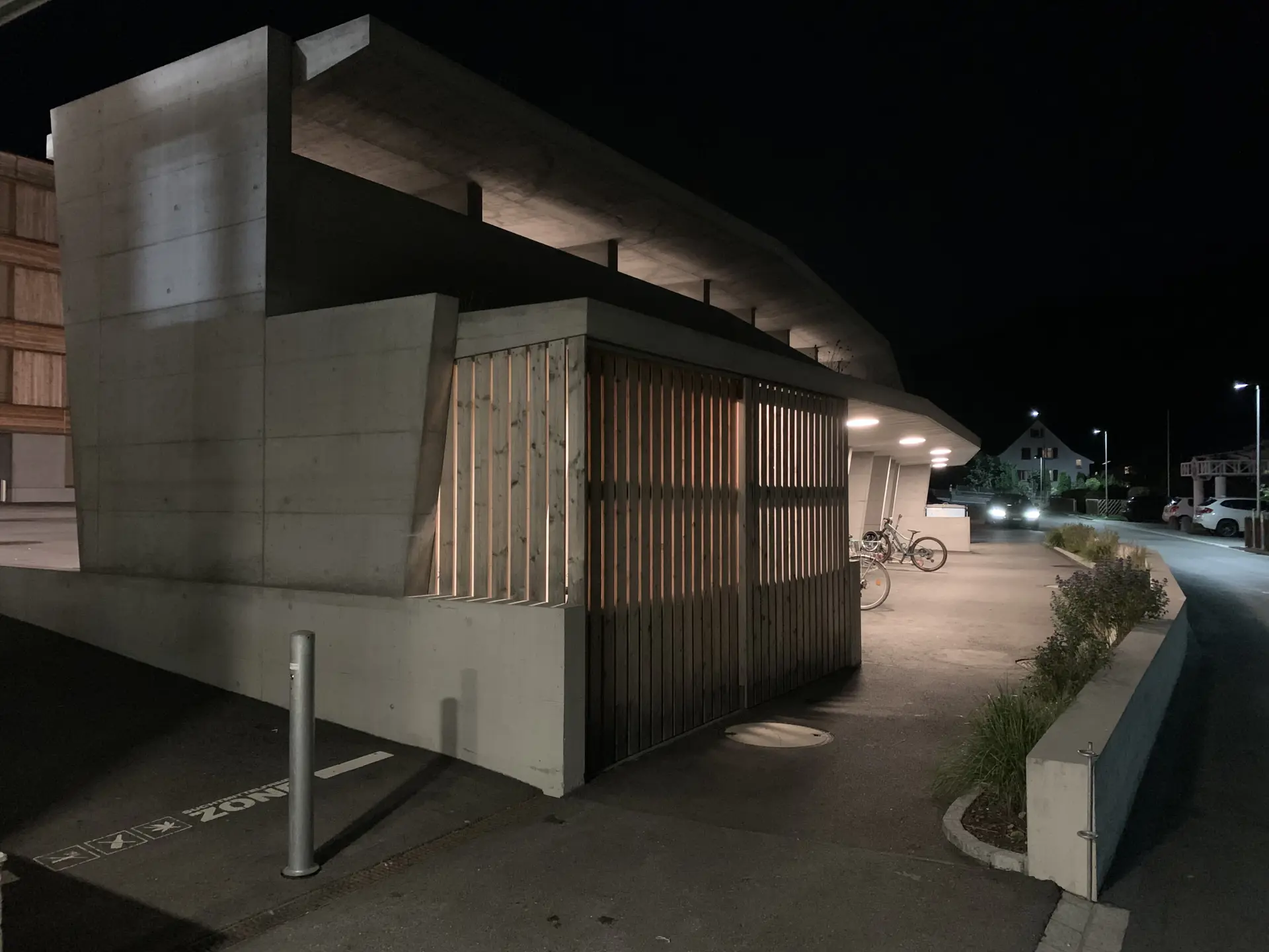 07_Neugestaltung Schulhausplatz Igsi mit Tribüne_Velounterstand